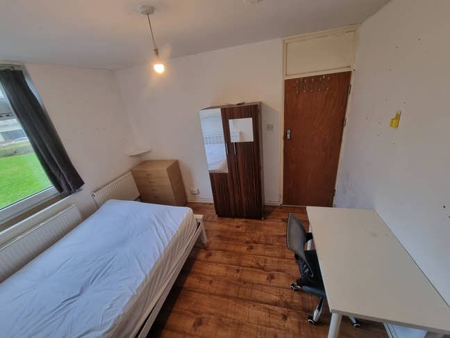 30 Seconds from the Station!!!! Main Photo