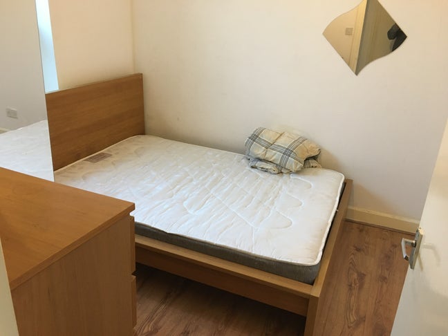 Nice & Spacious Room in Chiswick Main Photo