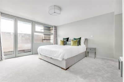 Huge Master Bedroom + Ensuite, Walk-in Wardrobe Main Photo