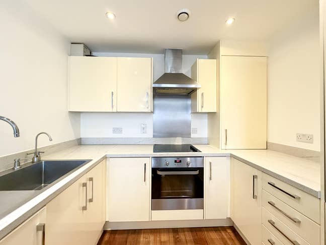 2-bed, 2-bath flat – Edgware HA8 (4th Floor with L Main Photo