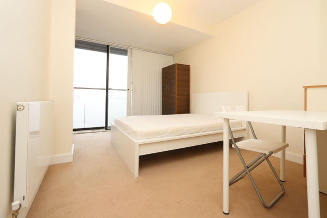 En-suite room with balcony in North Greenwich SE10 Main Photo