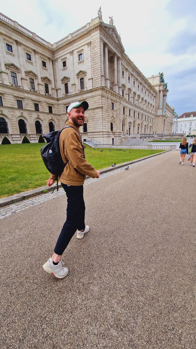 Professional Male seeks a single or double room Main Photo