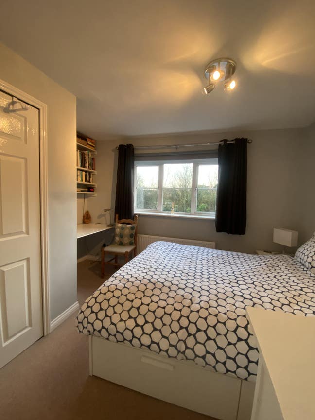 En-suite double room in quiet area of Buckingham Main Photo
