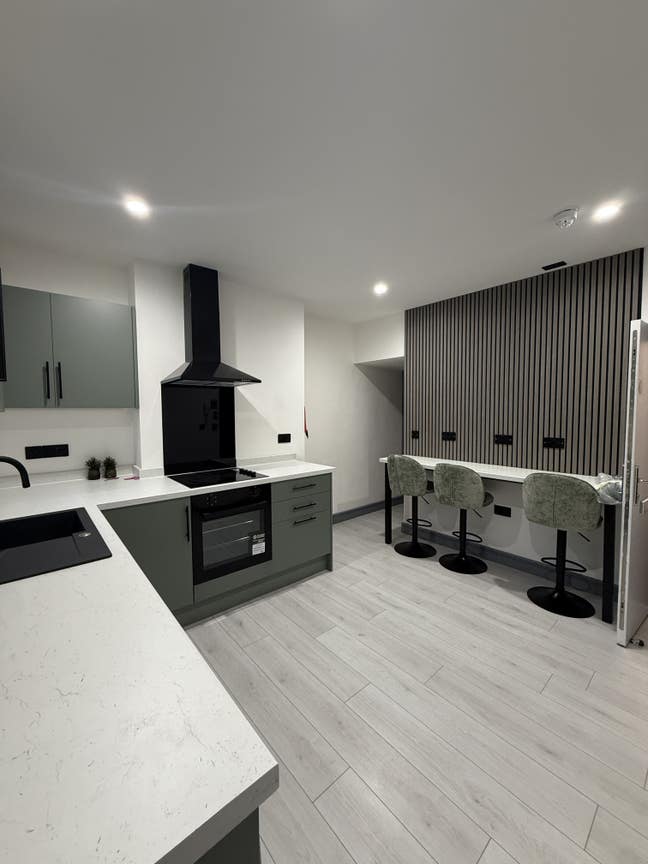 2 Bedroom Luxury Apartment: Birkin Avenue Main Photo