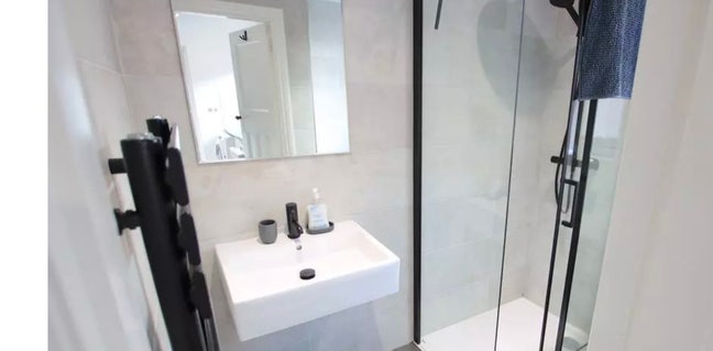 Spare room in a flat of 3 bedrooms Main Photo