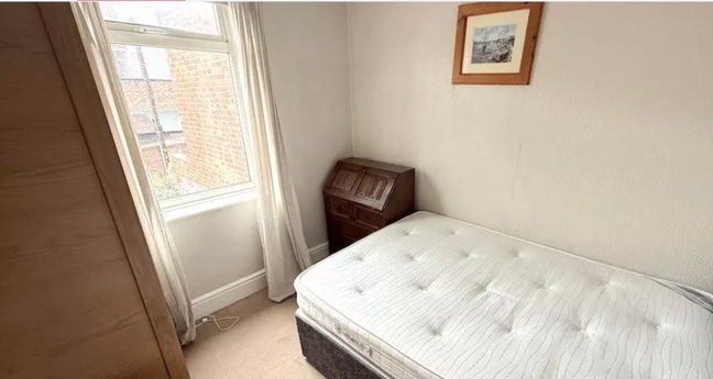 Spare room in a flat of 3 bedrooms Main Photo