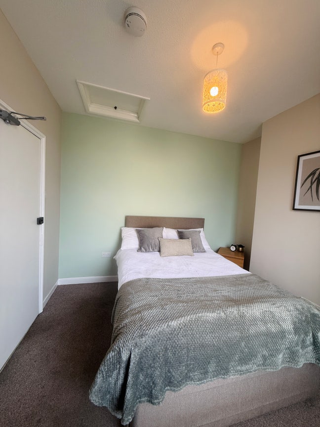 Medium Double Room Available 02/06/2025 Main Photo