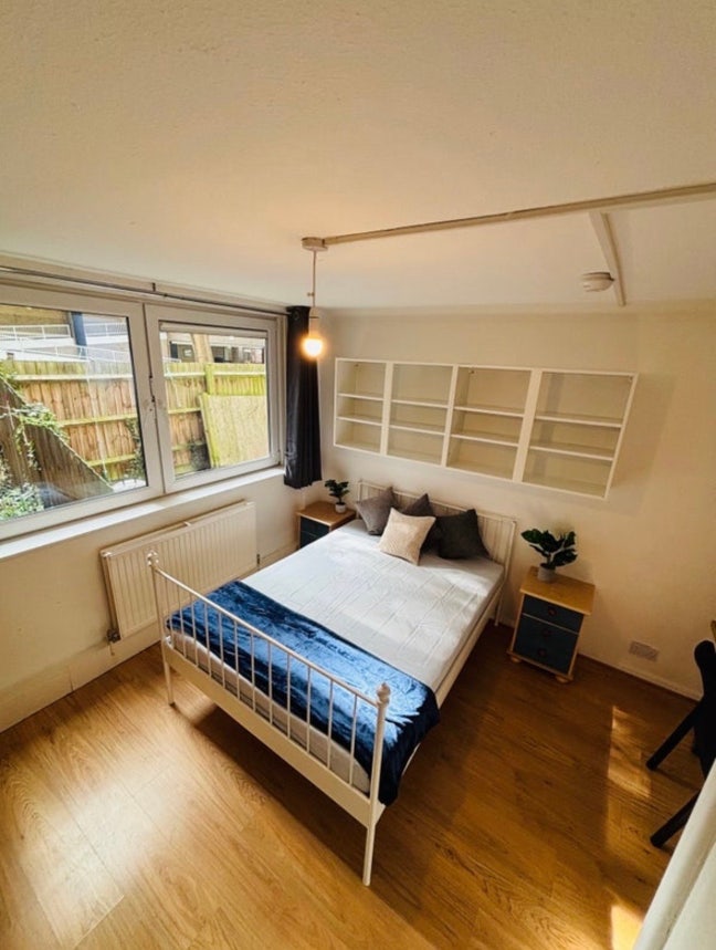 Double Room Less than 5 Minutes from Picadilly Lin Main Photo