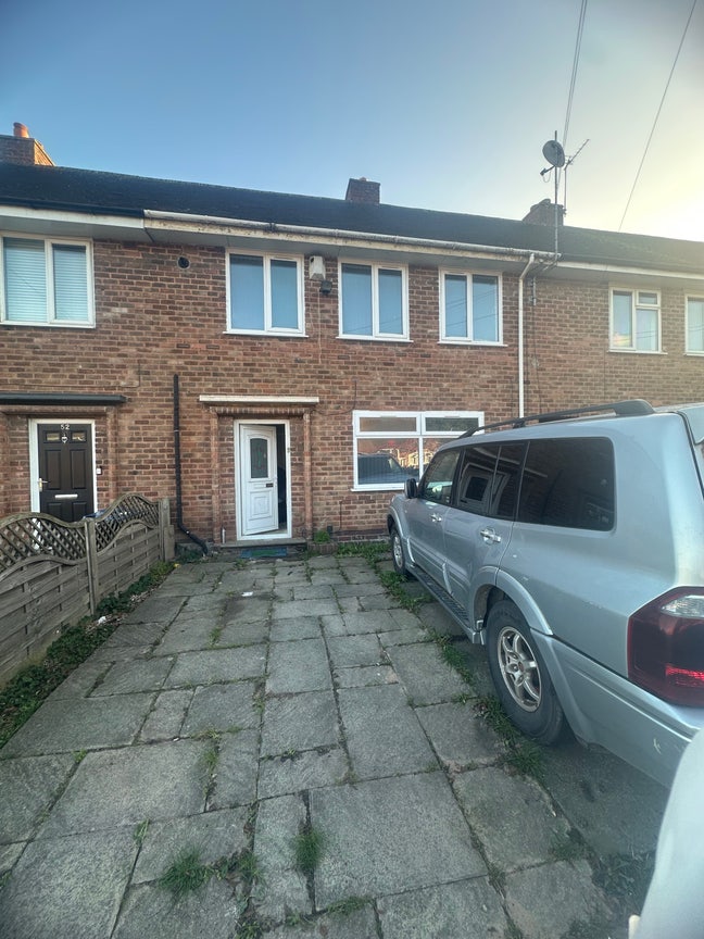 2 bedroom available in a 5 bedroom shared house Main Photo