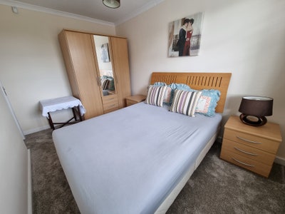 Beautiful double bedroom in lovely house in IG6  Main Photo