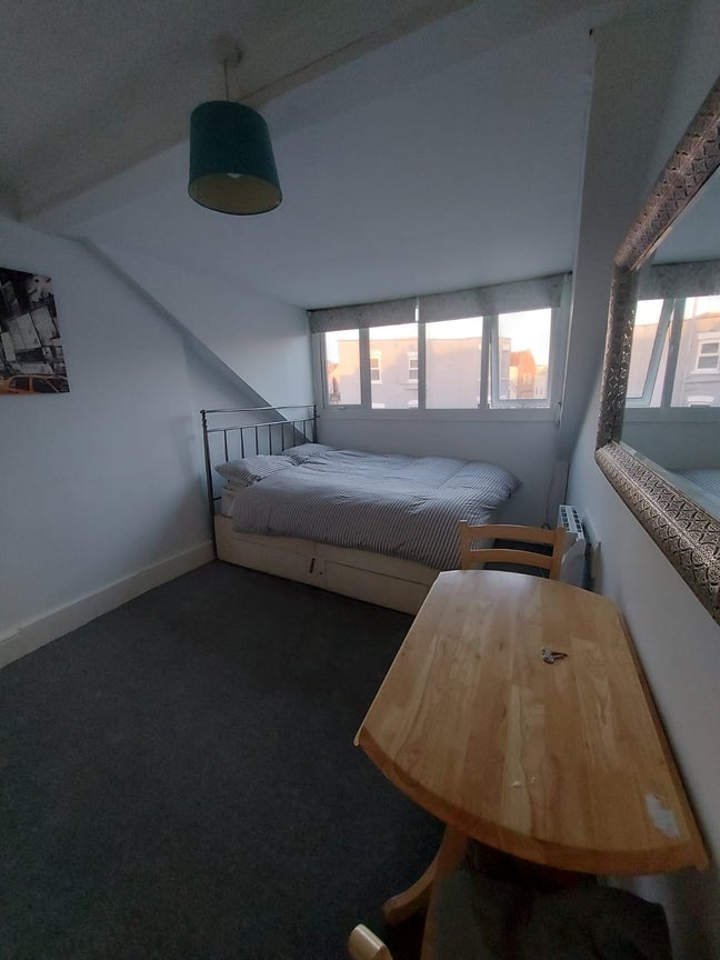 Large Double Room Up Near Pure Gym/Primark Main Photo
