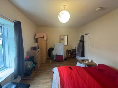 Large room close to city centre Main Photo