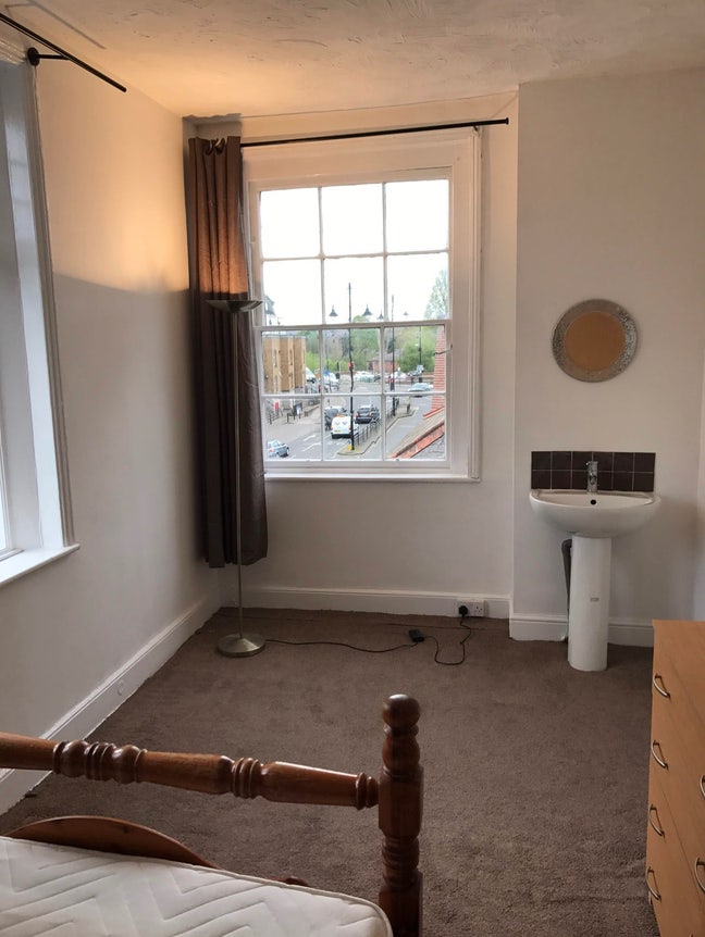Large Room in Superb Location Just off High Street Main Photo