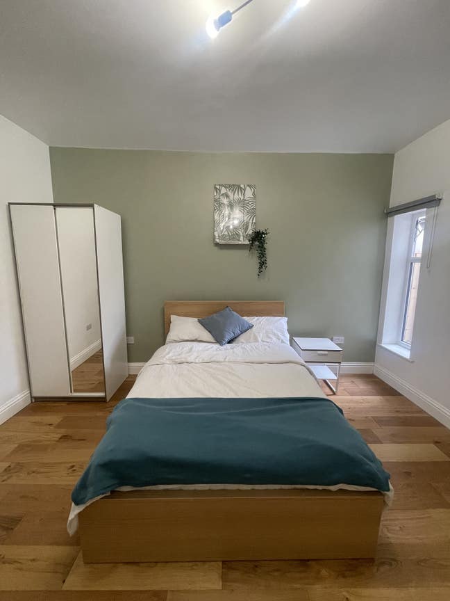 Amazing Large Ensuite with Shared Garden Main Photo