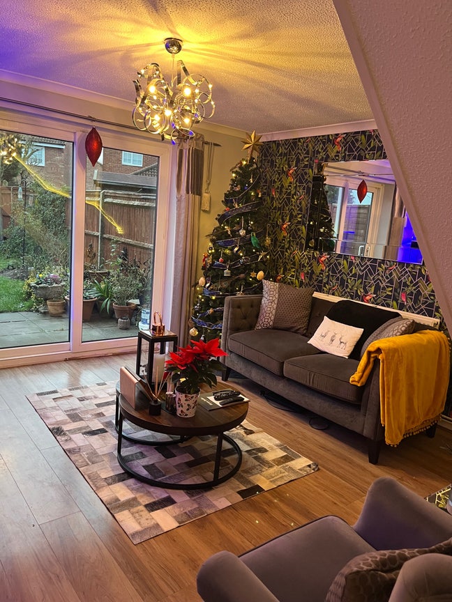 Single room in modern contemporary home  Main Photo