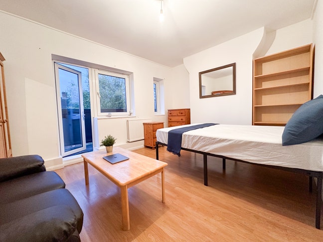 2 Bright Rooms *8 Mins to Stepney Green Station Main Photo