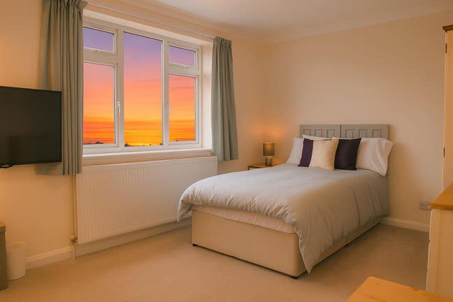 Spacious Ensuite Room! - near Thames Valley Park Main Photo