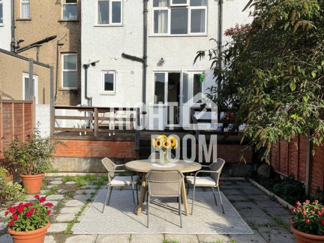 Spacious 3-Bed House with Garden & Driveway Main Photo