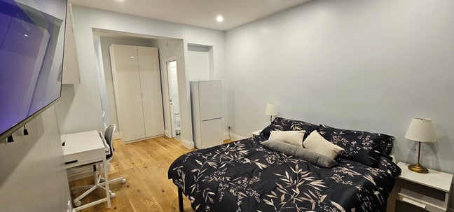 Large Ensuite for Couples – Fast Wi-Fi & Bills Inc Main Photo