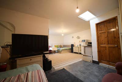 1 bed Studio with Separate kitchen & bathroom Main Photo
