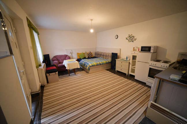 1 bed Studio with Separate kitchen & bathroom Main Photo