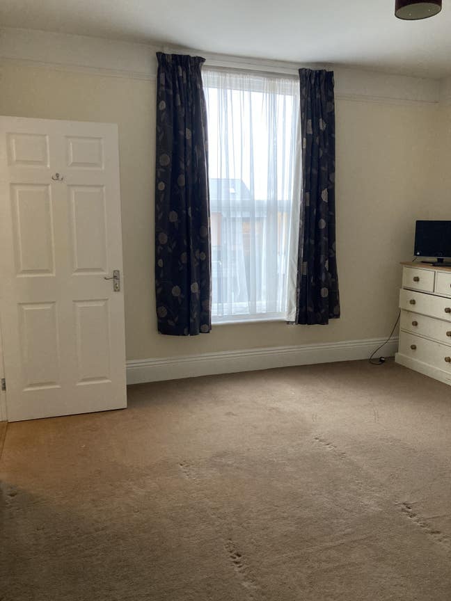 Large ensuite room close to town centre Main Photo