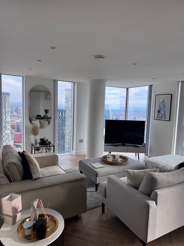 Looking for a female flatmate to move in!  Main Photo