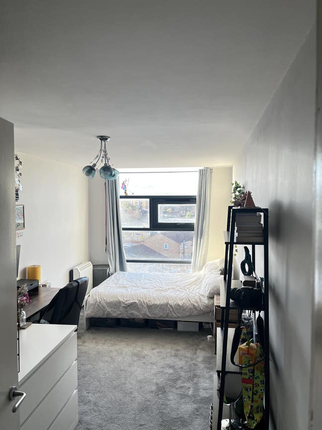 Affordable bright and spacious double in L1 Main Photo