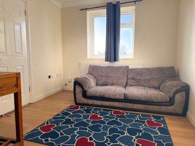 Modern One Bedroom, Close to Station, Farnham Road Main Photo