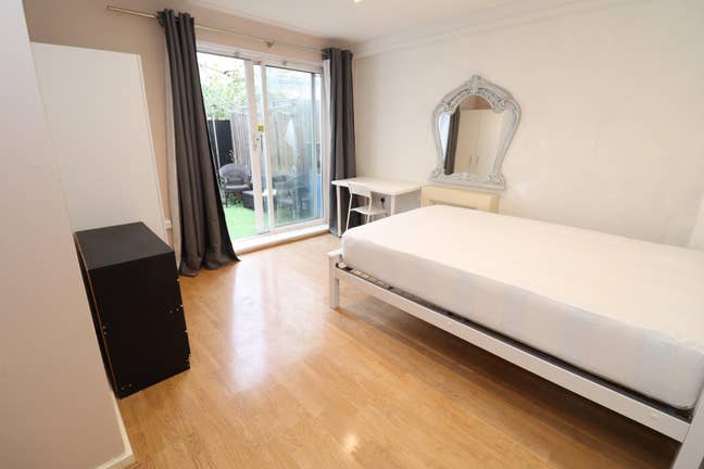 2 Large Rooms - Modern Flat 3 Minutes from Dlr Main Photo