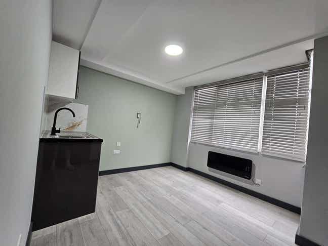 DSS-Studio Flat Available in Queensbury Harrow HA8 Main Photo