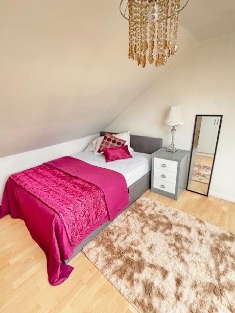 Spacious Double Room- 30min to London Liverpool   Main Photo