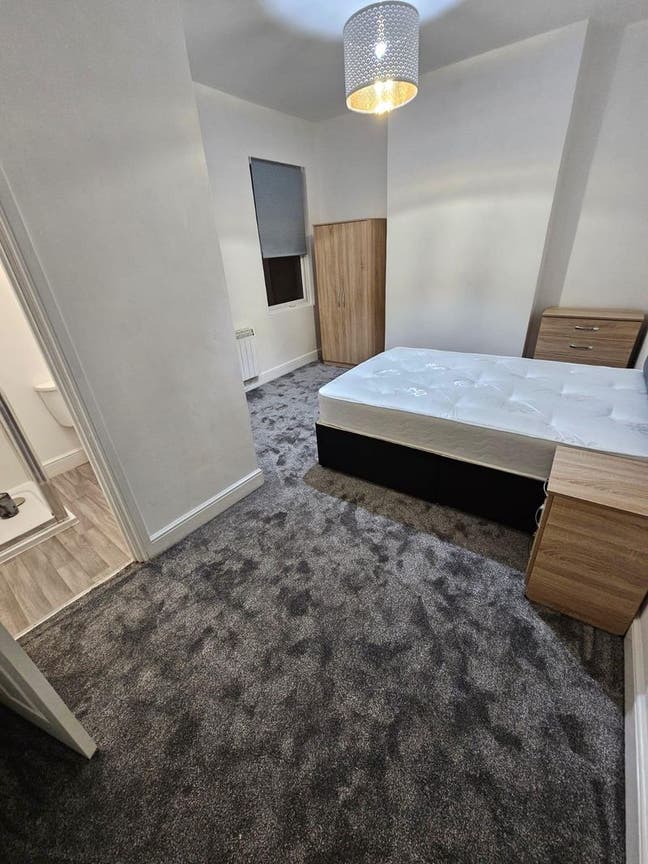 Double Ensuite Room Available Central Reading Main Photo