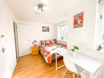 Brilliant Second Floor En-suite Room with garden Main Photo
