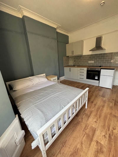 Spacious double room  with own kitchen  Main Photo