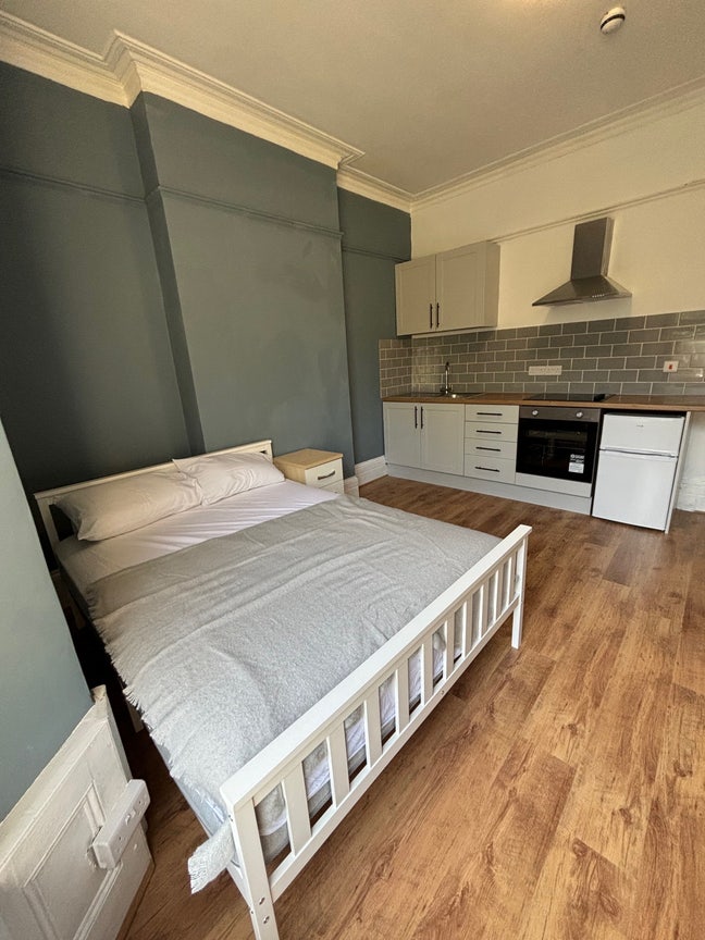 Spacious double room  with own kitchen  Main Photo