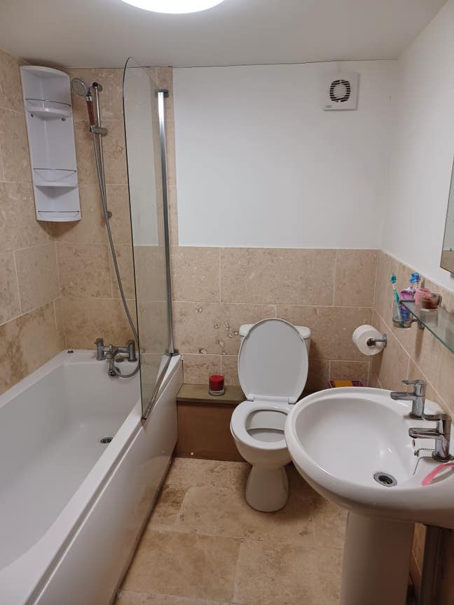 Double room available in flat  Main Photo