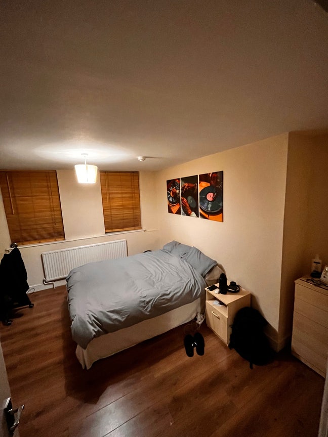 Large Cozy Furnished Room in North Islington! Main Photo