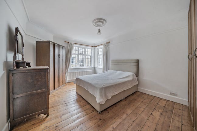  Beautiful Mock Tudor Flat -Conservation Area Main Photo