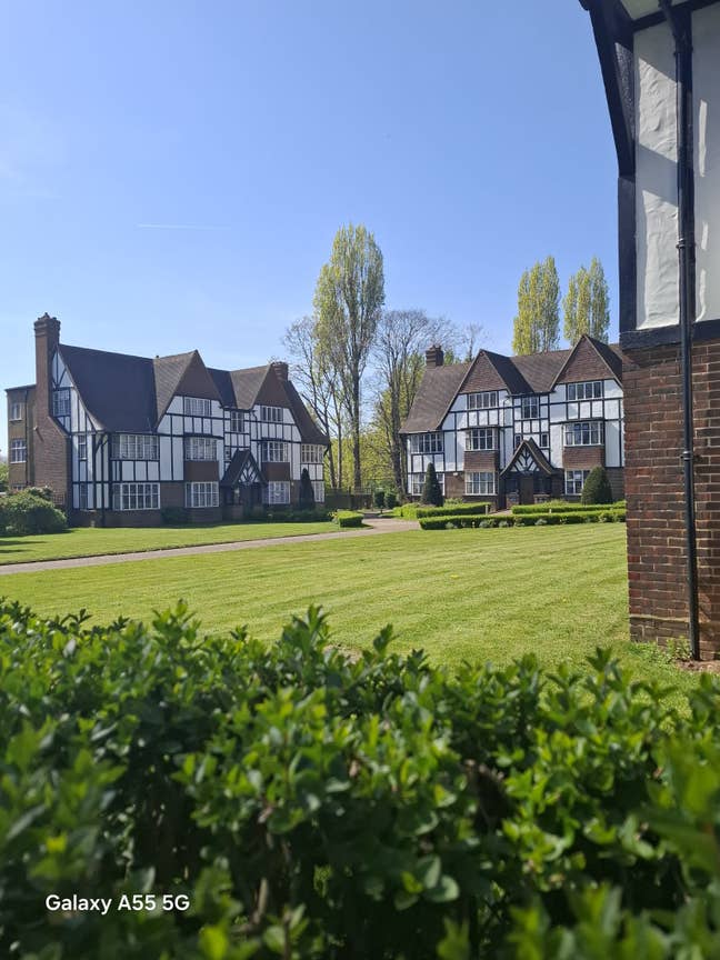  Beautiful Mock Tudor Flat -Conservation Area Main Photo