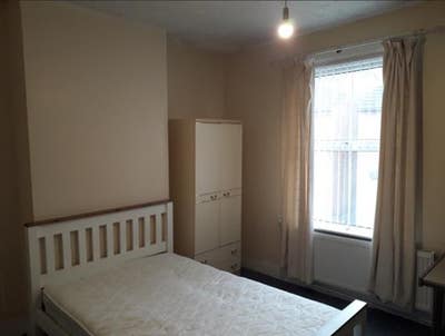 Large Flat Available £450pm Main Photo