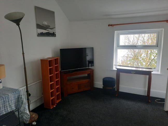 Large furnished double room to let . Main Photo