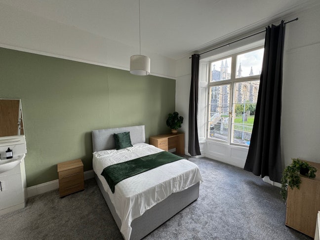 Large  Room- All Bills- in Town Near Sea Front Main Photo