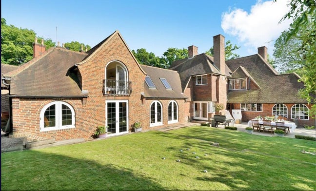 Stunning Private 2-Bedroom Wing in Harrow – 7 Mins Main Photo