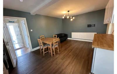 Modern 2-Bed Flat • 5min to JR Hospital • Parking  Main Photo