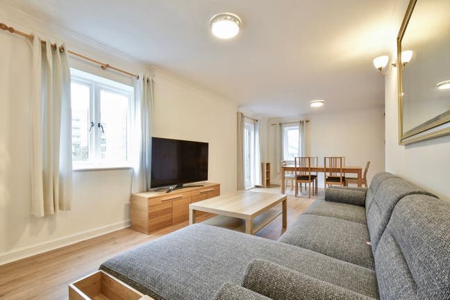 Double room in riverside property in city centre Main Photo