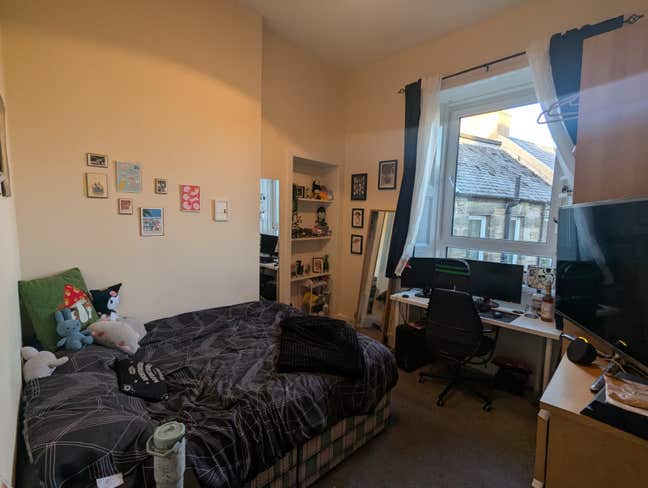Room to Rent in Three-Bed Flat in Polwarth Area Main Photo