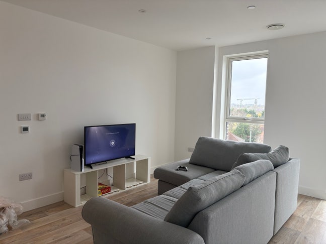  Double bedroom at Tolworth Kingston Main Photo