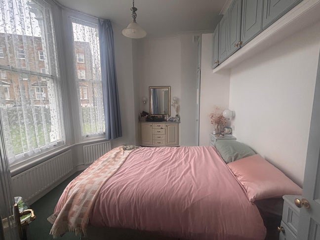 Spacious En-suite in a friendly house Main Photo