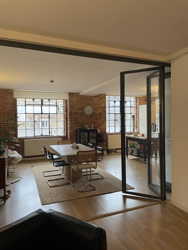 Double available in 2 bed flat + studio space Main Photo